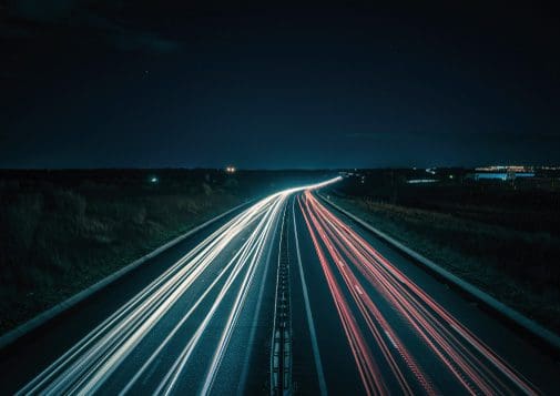 Carreteras eléctricas que cargan vehículos mientras van andando. La nueva iniciativa alemana para ayudar el medio ambiente!